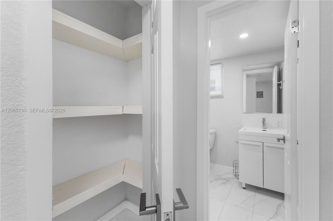 Active With Contract: $2,200 (1 beds, 1 baths, 743 Square Feet)