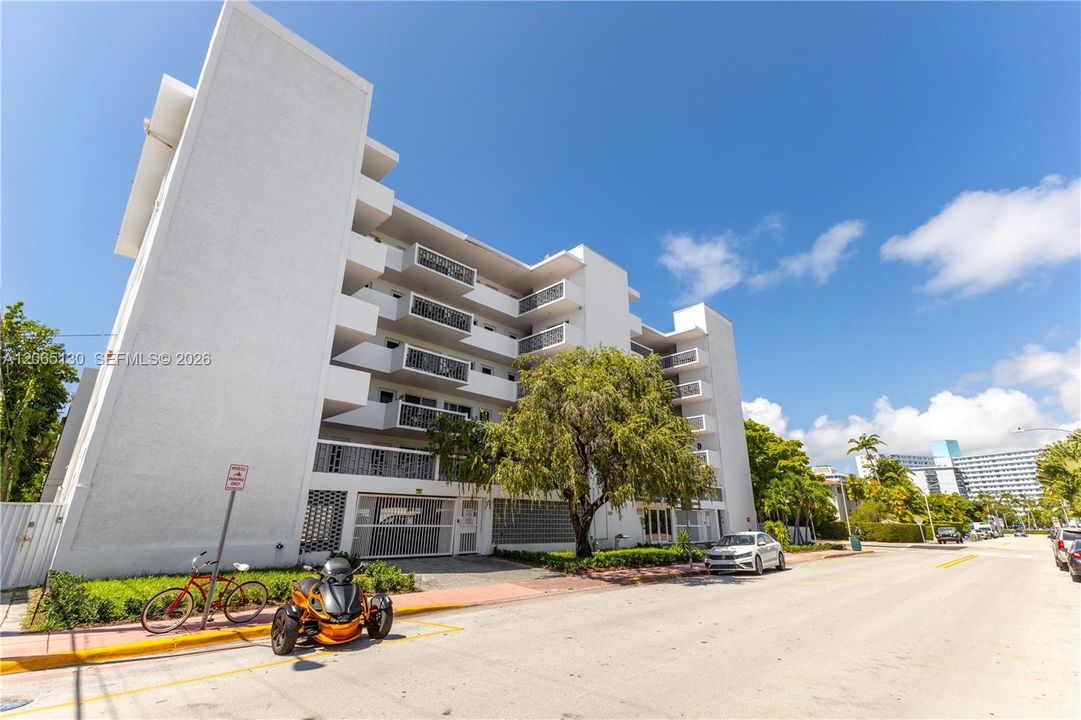Active With Contract: $2,200 (1 beds, 1 baths, 743 Square Feet)