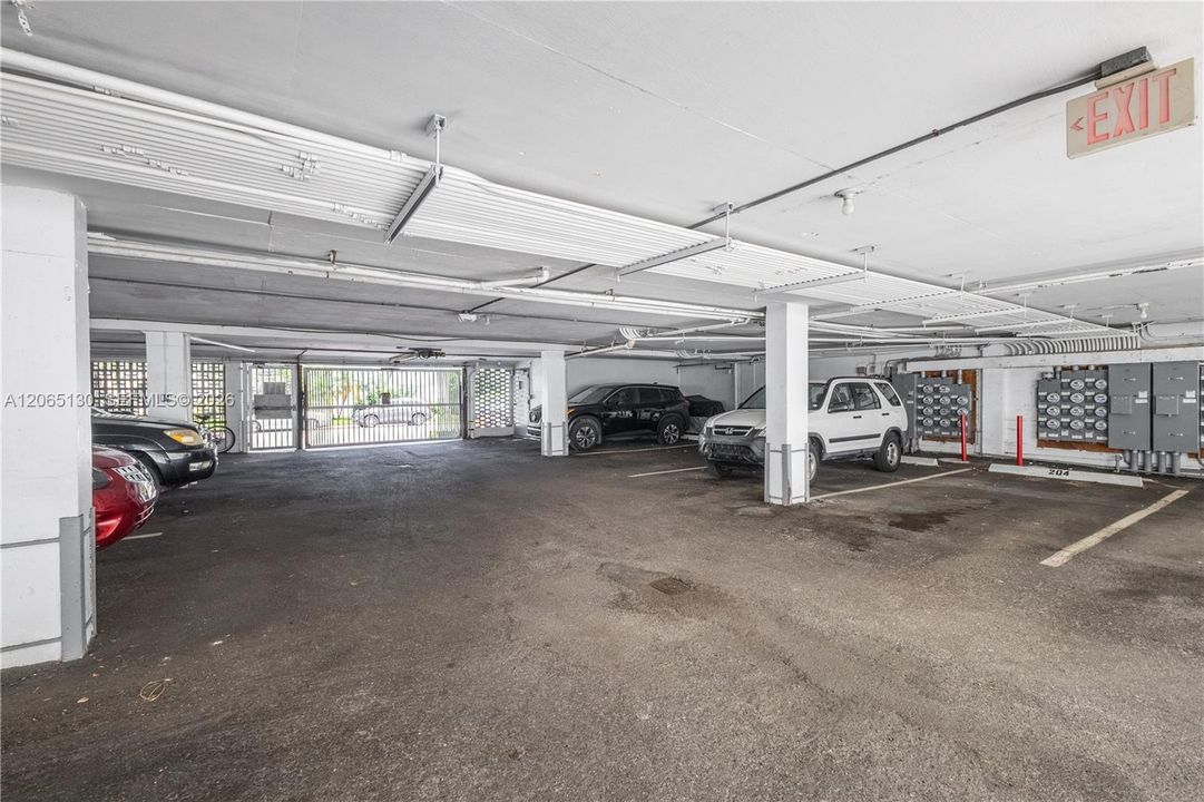Active With Contract: $2,200 (1 beds, 1 baths, 743 Square Feet)