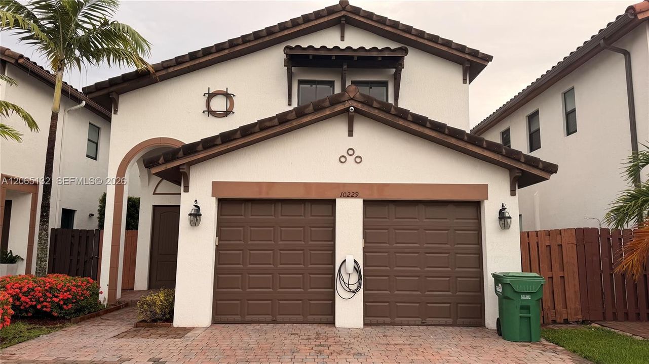 For Sale: $900,000 (3 beds, 2 baths, 2462 Square Feet)