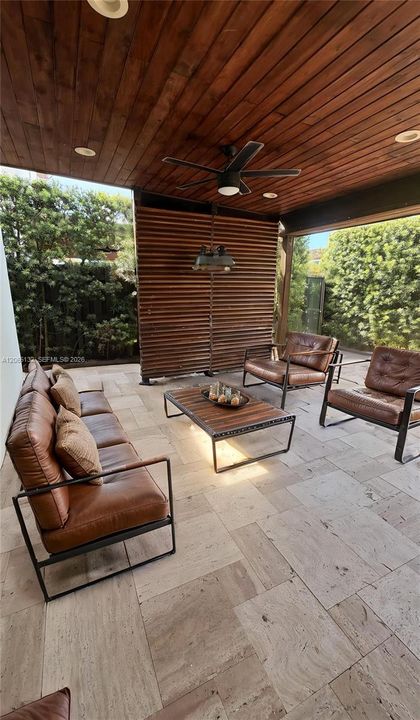 Activo con contrato: $900,000 (3 camas, 2 baños, 2462 Pies cuadrados)