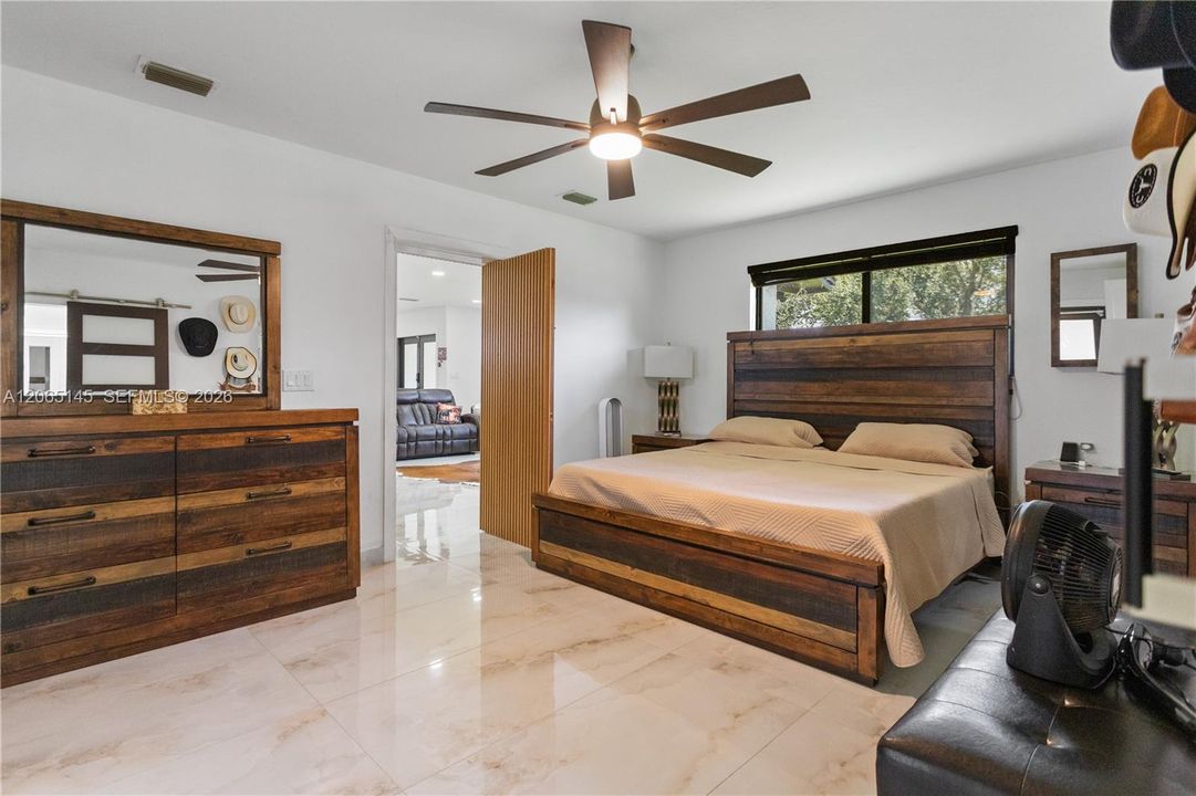 En Venta: $1,250,000 (4 camas, 2 baños, 1867 Pies cuadrados)