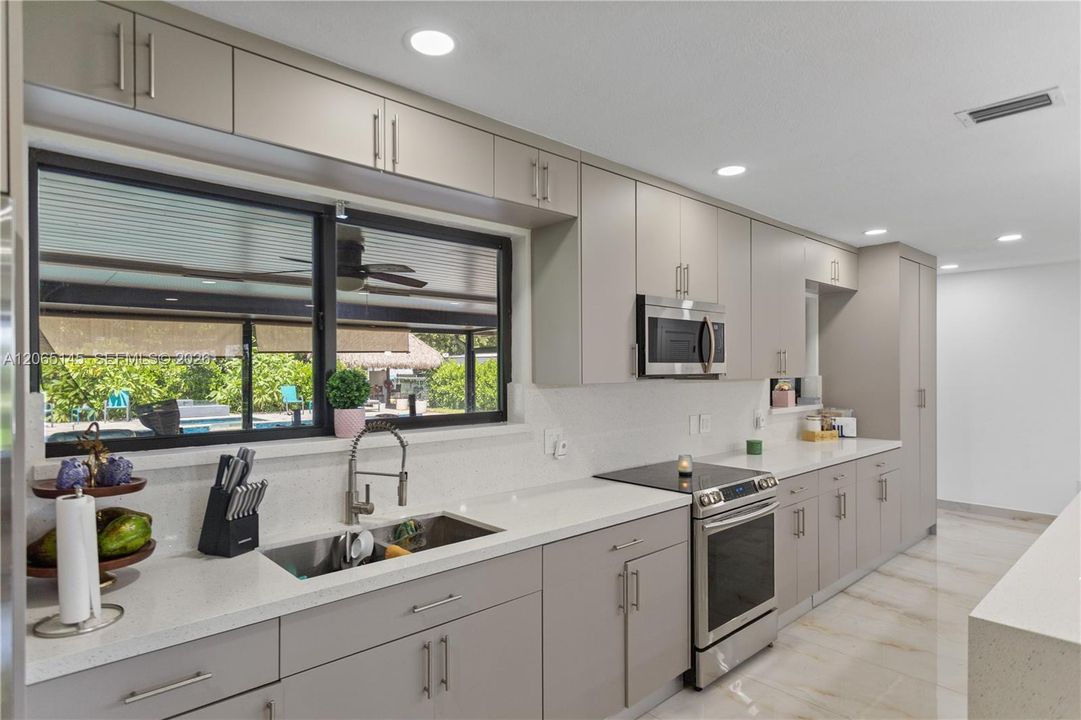 En Venta: $1,250,000 (4 camas, 2 baños, 1867 Pies cuadrados)