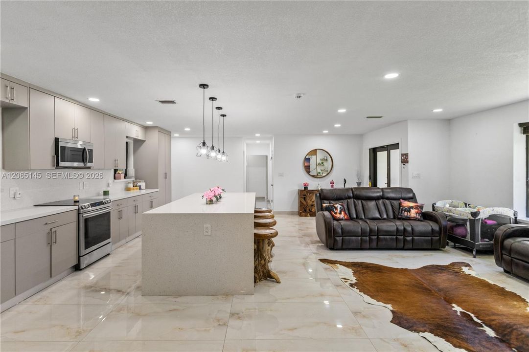 En Venta: $1,250,000 (4 camas, 2 baños, 1867 Pies cuadrados)