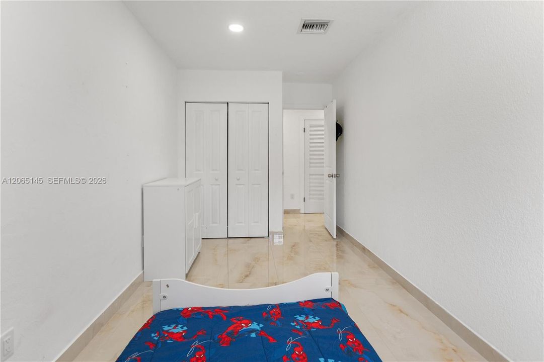 En Venta: $1,250,000 (4 camas, 2 baños, 1867 Pies cuadrados)