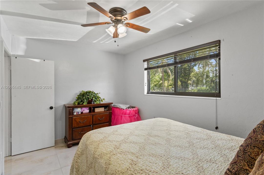 En Venta: $1,250,000 (4 camas, 2 baños, 1867 Pies cuadrados)