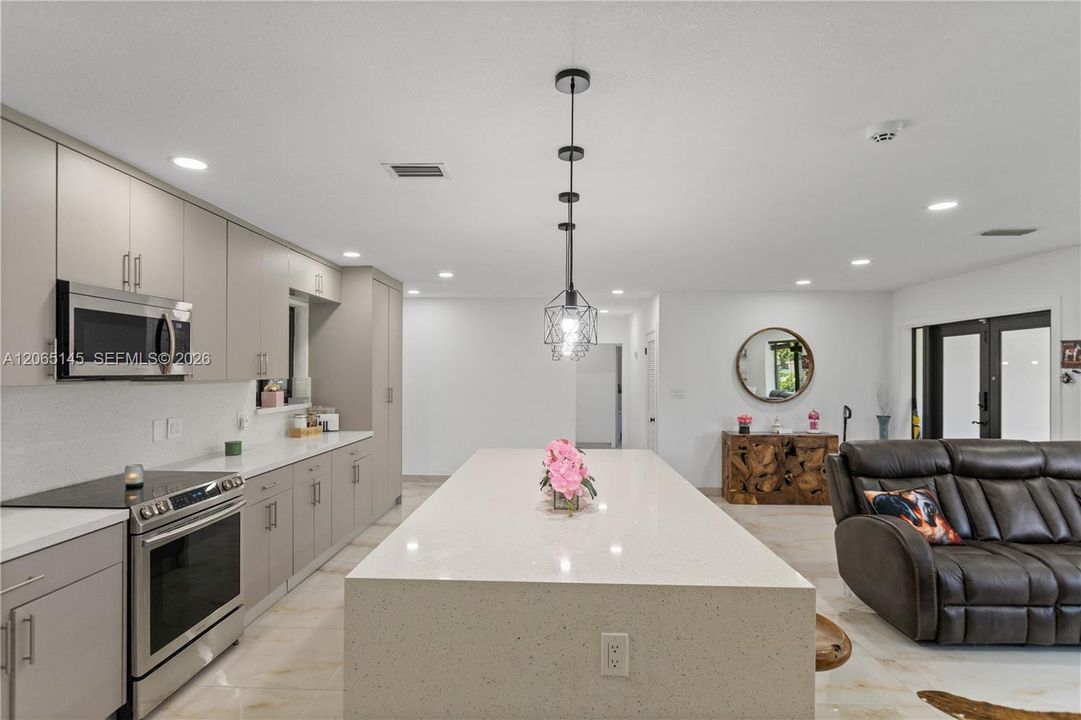 En Venta: $1,250,000 (4 camas, 2 baños, 1867 Pies cuadrados)