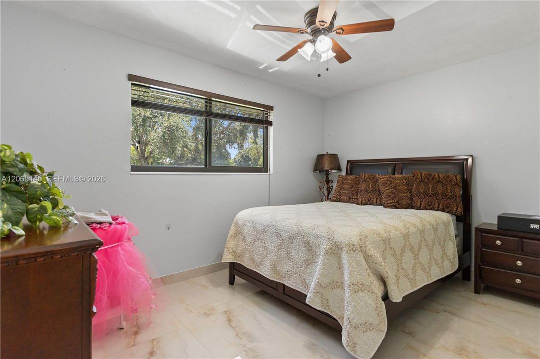 En Venta: $1,250,000 (4 camas, 2 baños, 1867 Pies cuadrados)