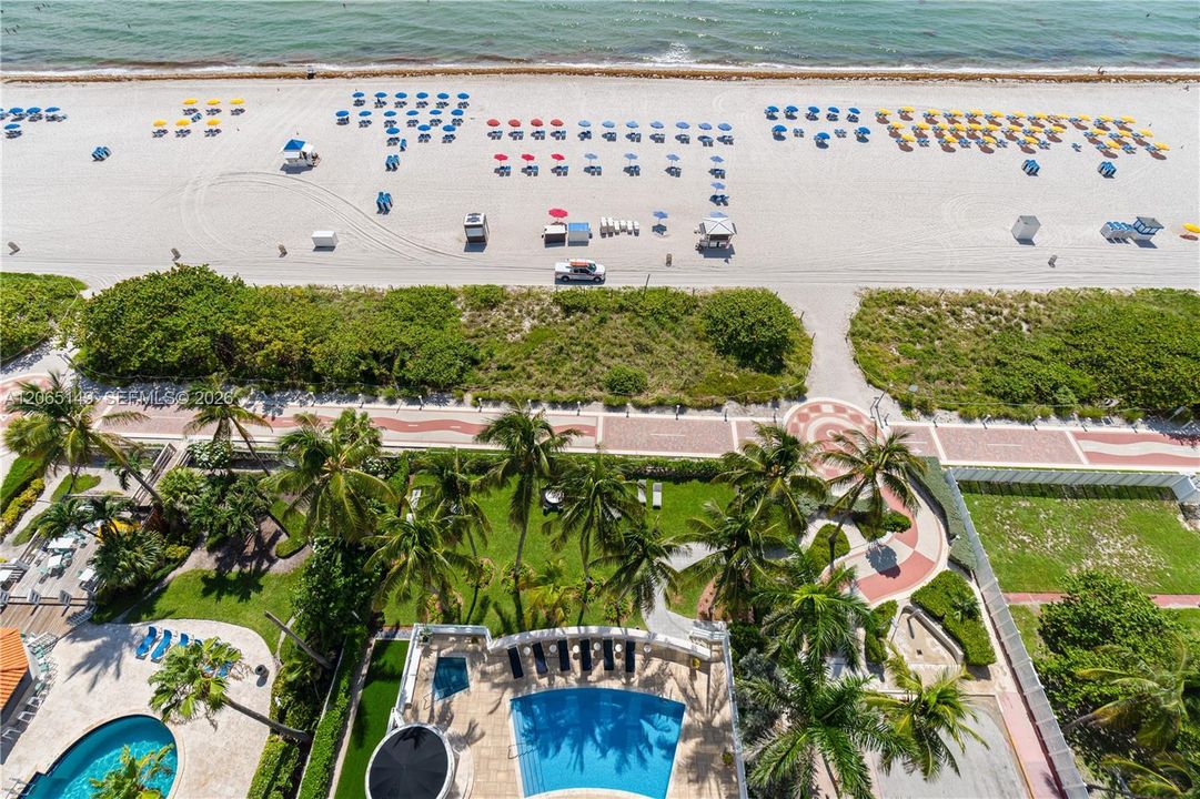 Pool area/beach service