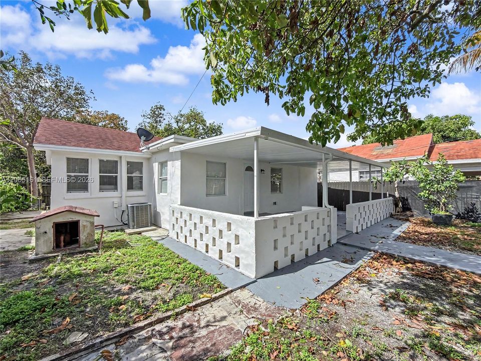Active With Contract: $3,300 (3 beds, 1 baths, 1107 Square Feet)