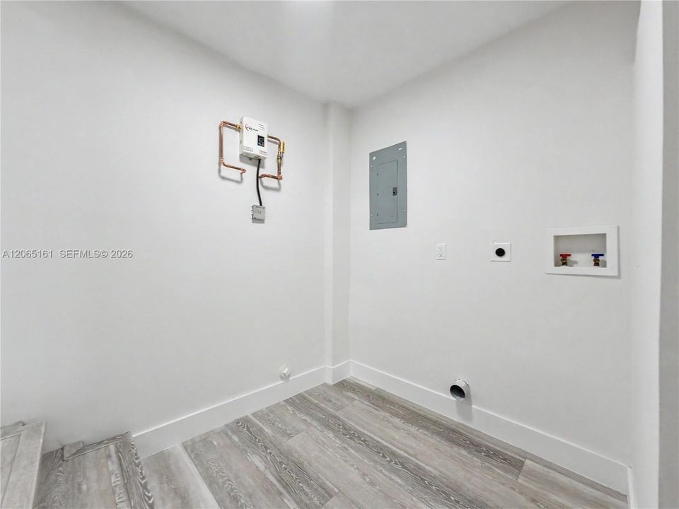 Active With Contract: $3,300 (3 beds, 1 baths, 1107 Square Feet)