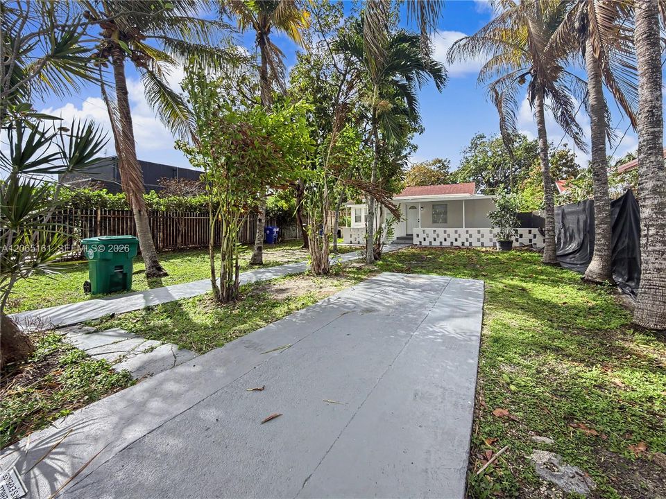 Active With Contract: $3,300 (3 beds, 1 baths, 1107 Square Feet)