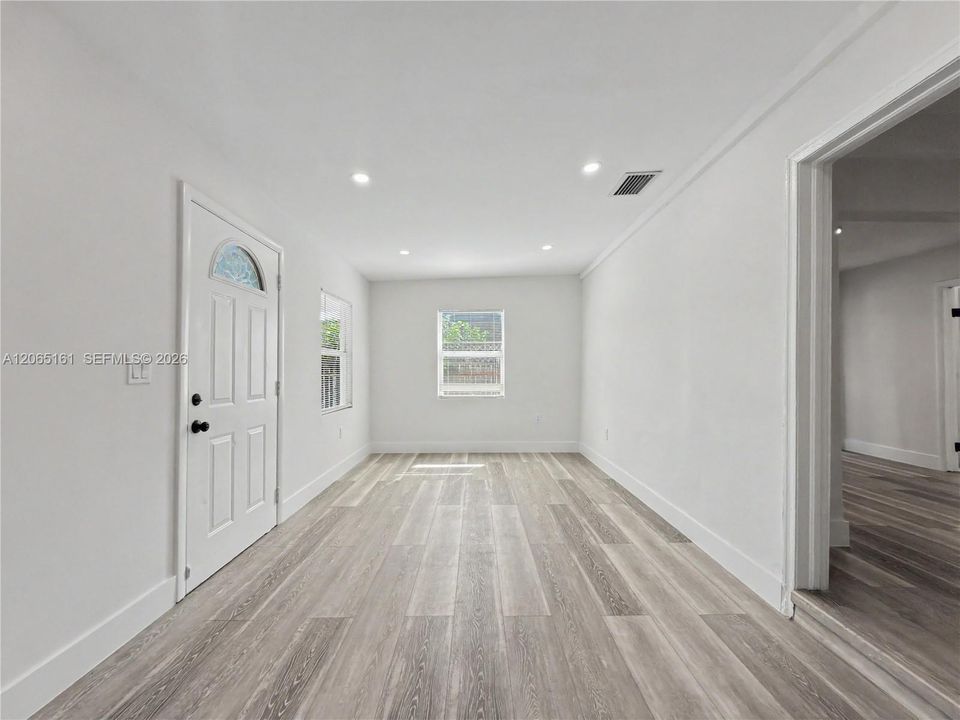 Active With Contract: $3,300 (3 beds, 1 baths, 1107 Square Feet)