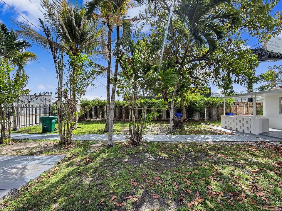 Active With Contract: $3,300 (3 beds, 1 baths, 1107 Square Feet)