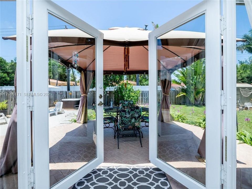 For Sale: $1,200,000 (3 beds, 2 baths, 1784 Square Feet)
