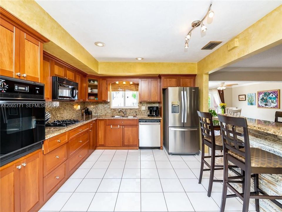 For Sale: $1,200,000 (3 beds, 2 baths, 1784 Square Feet)