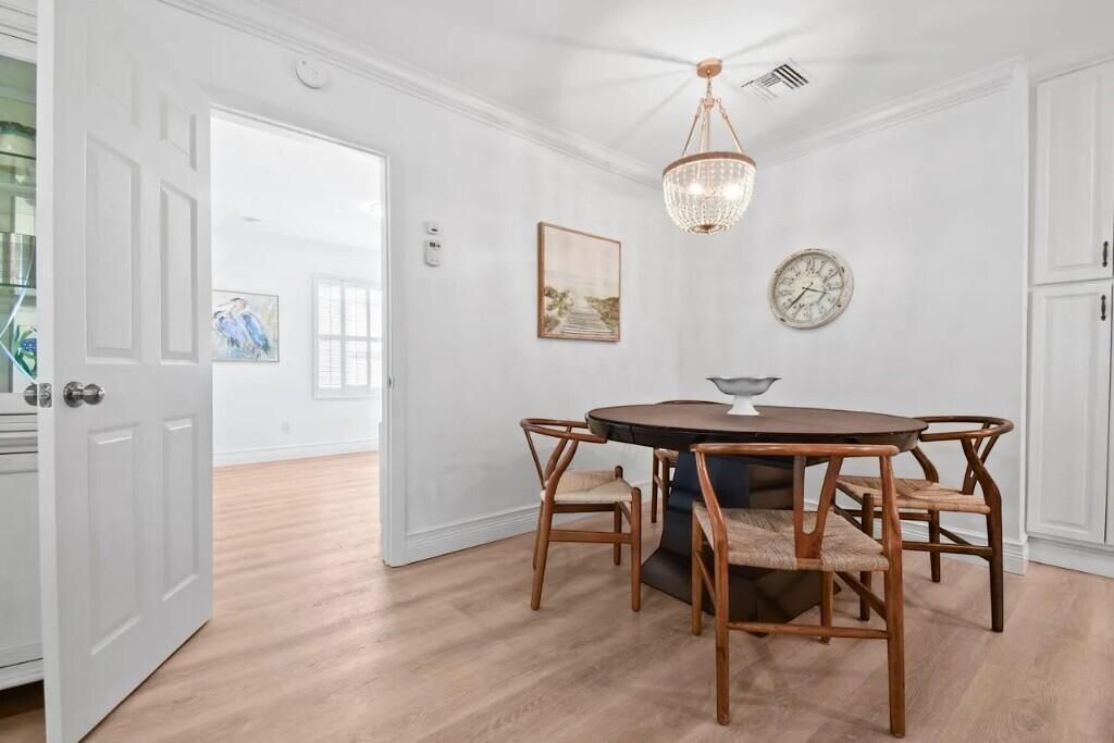 Kitchen Dining Area
