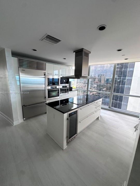 For Sale: $3,074,000 (3 beds, 3 baths, 1956 Square Feet)