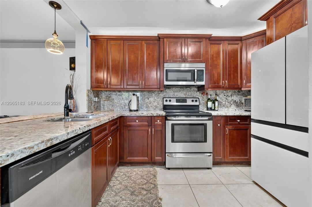 For Sale: $215,000 (3 beds, 2 baths, 1160 Square Feet)