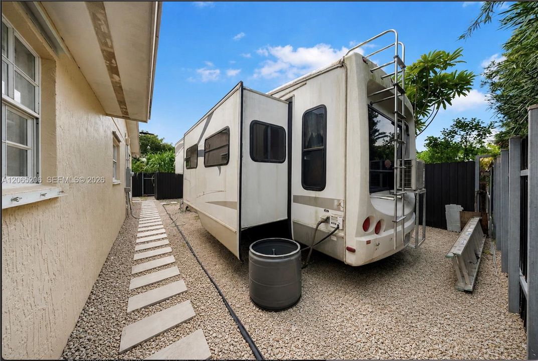 En Venta: $750,000 (6 camas, 3 baños, 1845 Pies cuadrados)