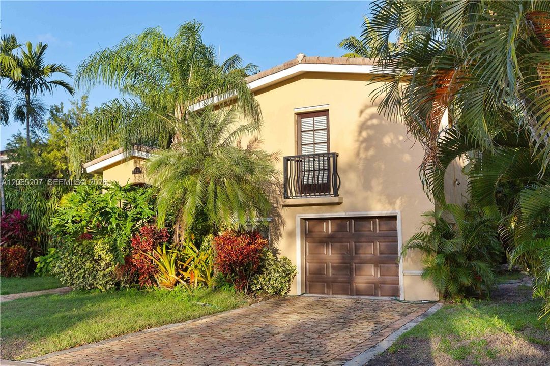For Sale: $1,998,000 (3 beds, 2 baths, 2019 Square Feet)