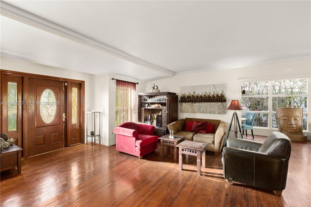 For Sale: $1,998,000 (3 beds, 2 baths, 2019 Square Feet)