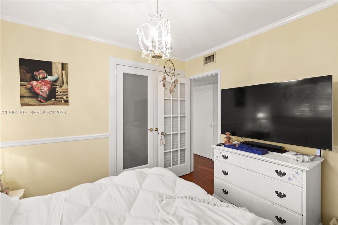 For Sale: $1,998,000 (3 beds, 2 baths, 2019 Square Feet)