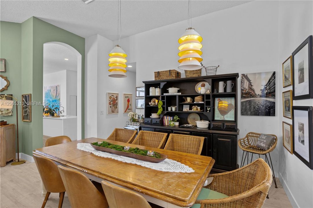 En Venta: $1,350,000 (5 camas, 3 baños, 2725 Pies cuadrados)