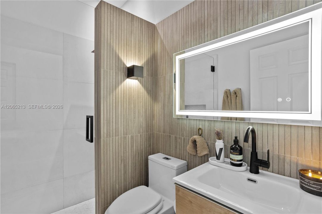 En Venta: $1,350,000 (5 camas, 3 baños, 2725 Pies cuadrados)