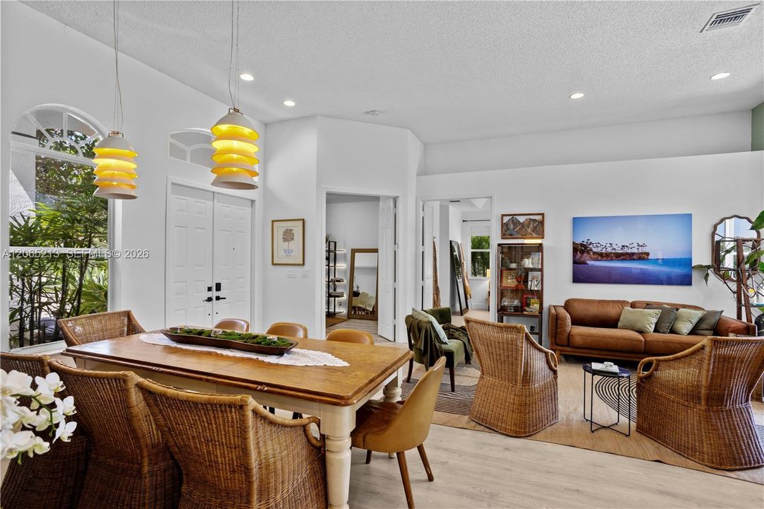 En Venta: $1,350,000 (5 camas, 3 baños, 2725 Pies cuadrados)