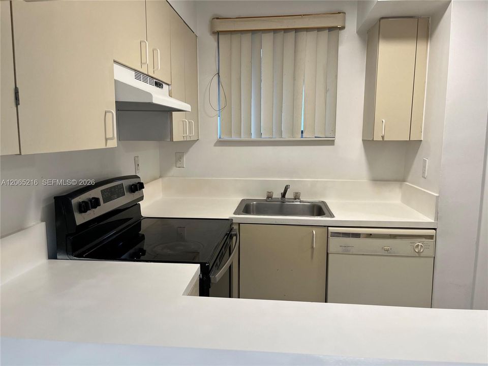 出租: $2,050 (2 贝兹, 2 浴室, 912 平方英尺)
