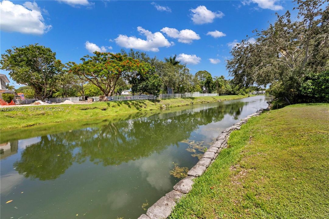 For Sale: $1,670,000 (4 beds, 2 baths, 2569 Square Feet)