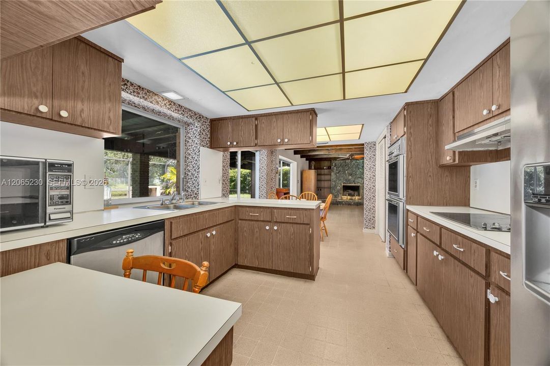 For Sale: $1,670,000 (4 beds, 2 baths, 2569 Square Feet)