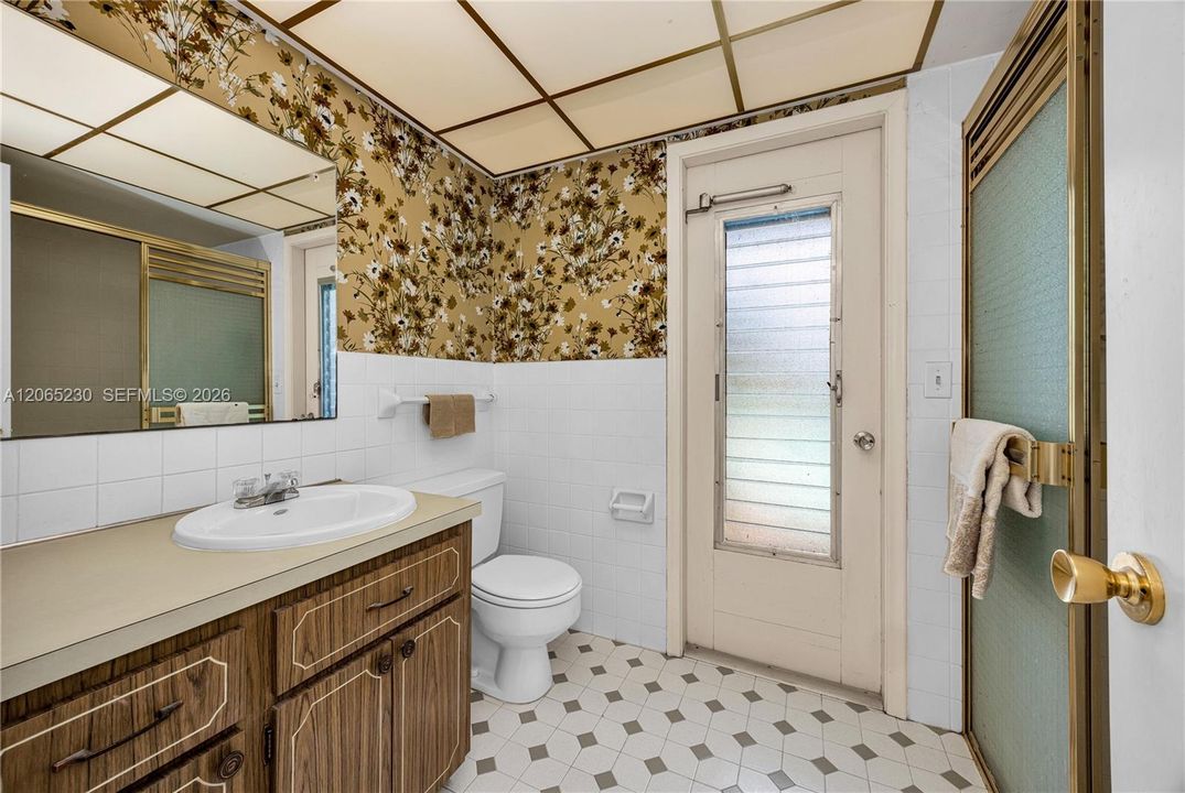 For Sale: $1,670,000 (4 beds, 2 baths, 2569 Square Feet)