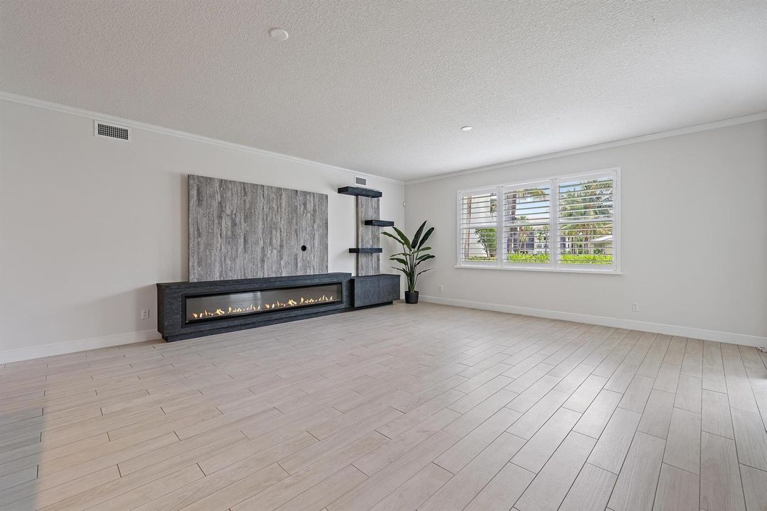 411 Bay Colony Dr N-16
