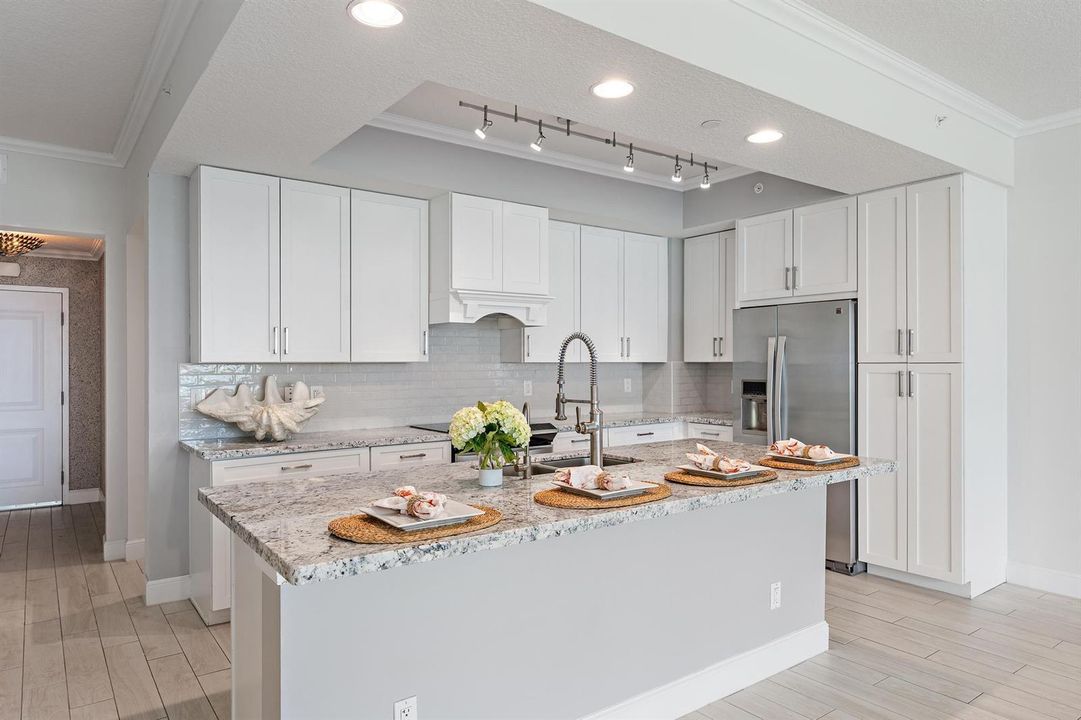 411 Bay Colony Dr N-13