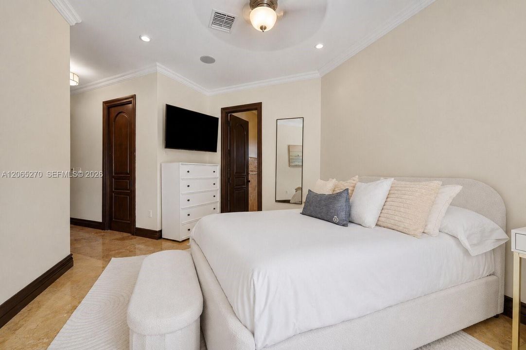 For Sale: $4,965,000 (5 beds, 5 baths, 6239 Square Feet)