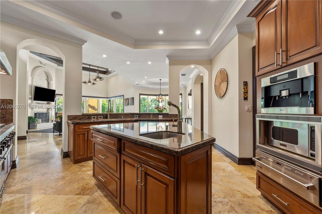 For Sale: $4,965,000 (5 beds, 5 baths, 6239 Square Feet)