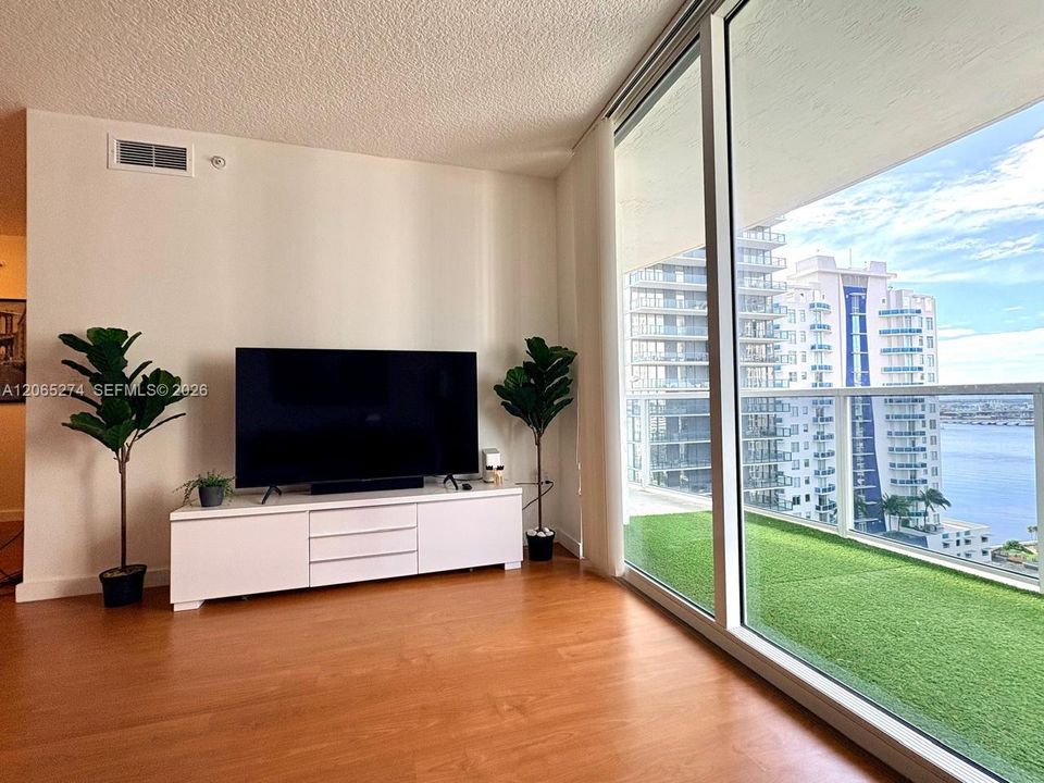 Activo con contrato: $3,550 (2 camas, 2 baños, 953 Pies cuadrados)