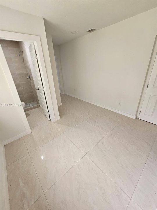 В аренду: $650 (0 спален, 1 ванн, 1019 Квадратных фут)
