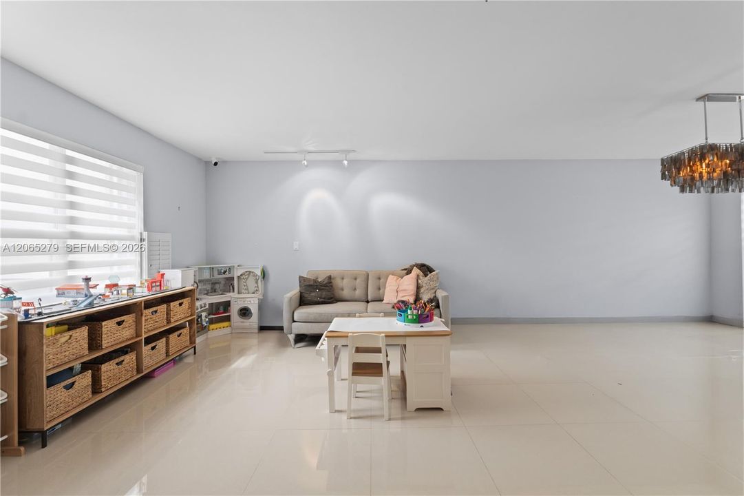 Activo con contrato: $4,250 (3 camas, 2 baños, 2128 Pies cuadrados)
