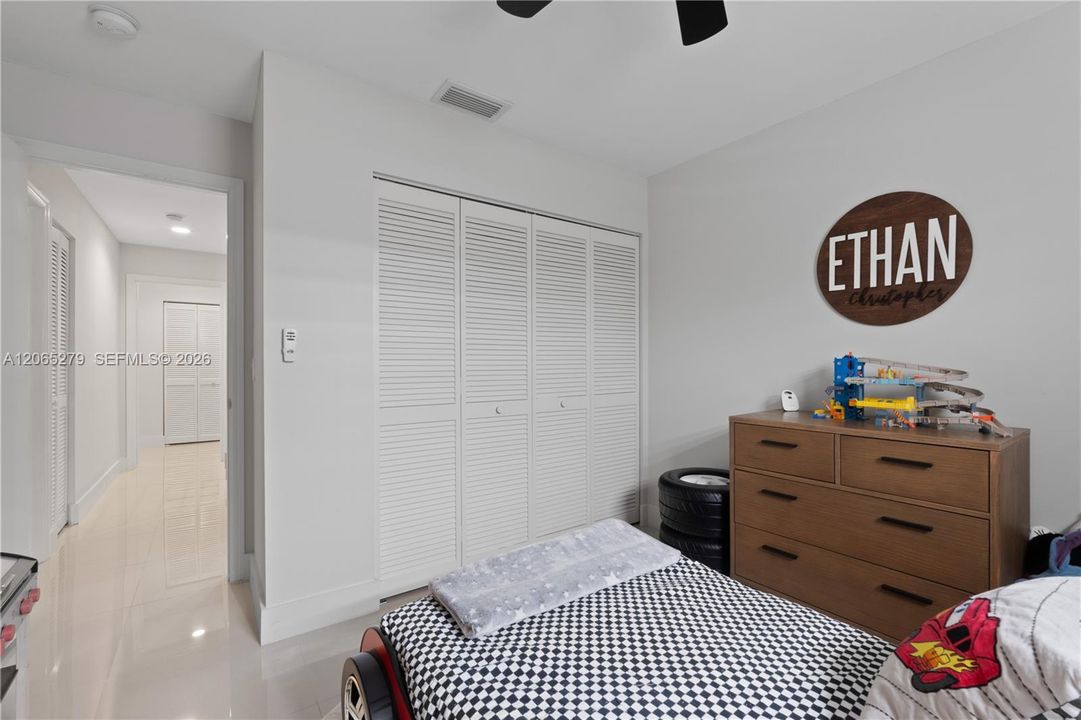 Activo con contrato: $4,250 (3 camas, 2 baños, 2128 Pies cuadrados)