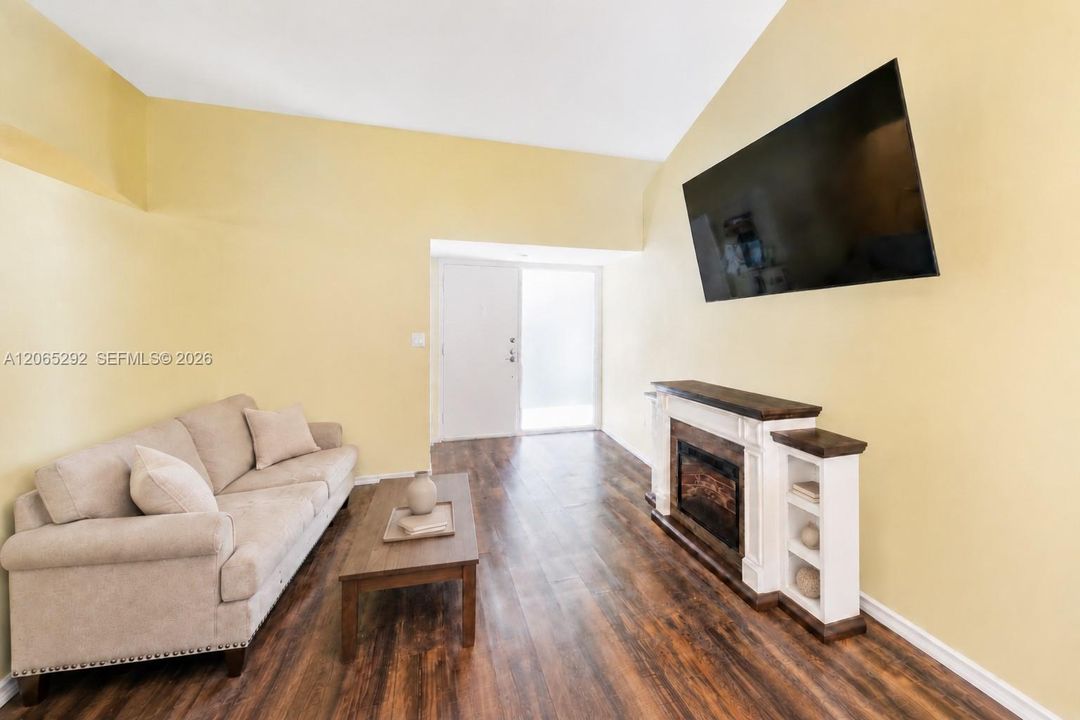 For Sale: $350,000 (3 beds, 2 baths, 1260 Square Feet)