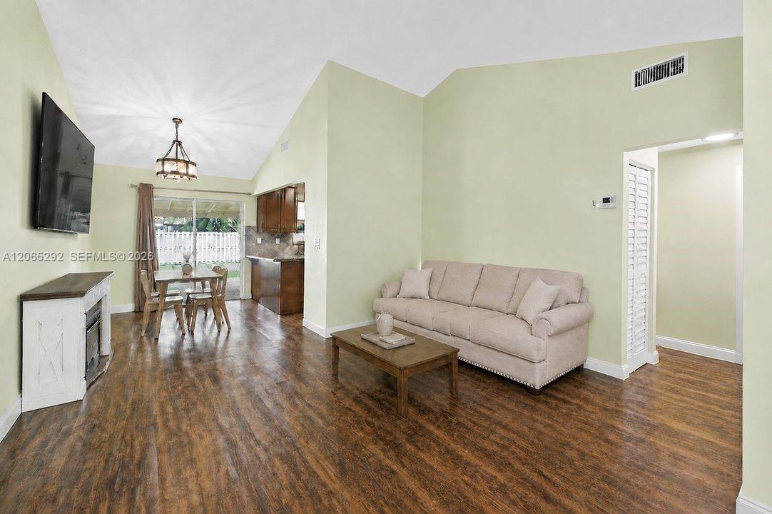 For Sale: $350,000 (3 beds, 2 baths, 1260 Square Feet)