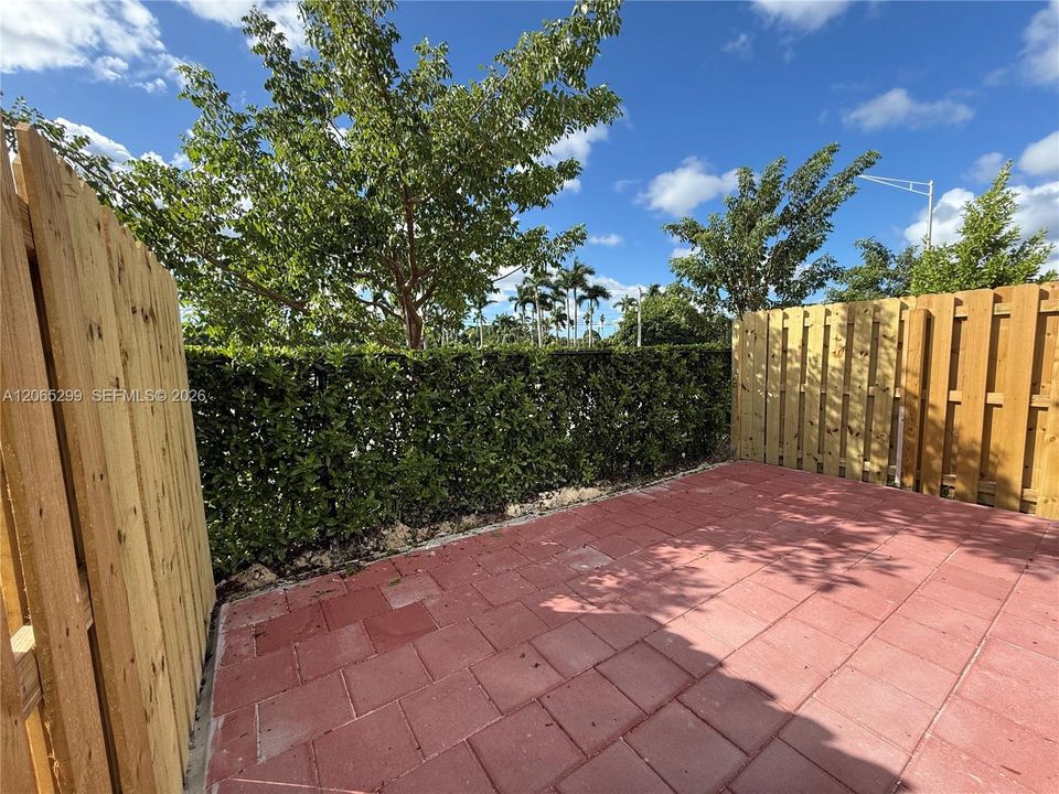 For Rent: $2,000 (3 beds, 3 baths, 1376 Square Feet)