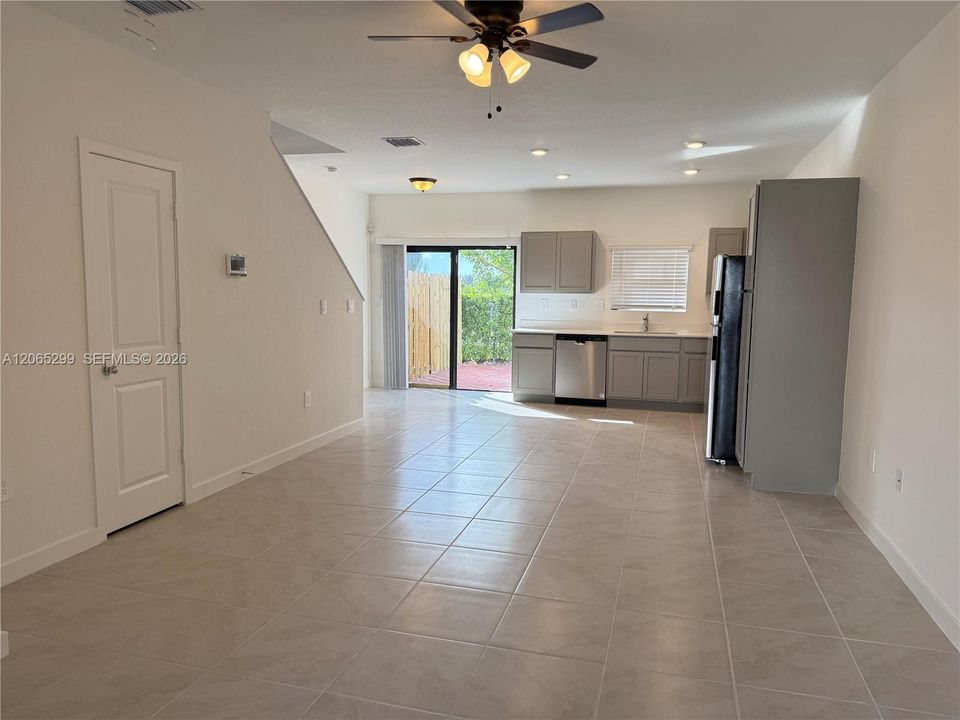 For Rent: $2,000 (3 beds, 3 baths, 1376 Square Feet)