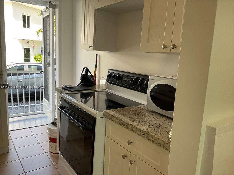 For Sale: $335,000 (1 beds, 1 baths, 800 Square Feet)