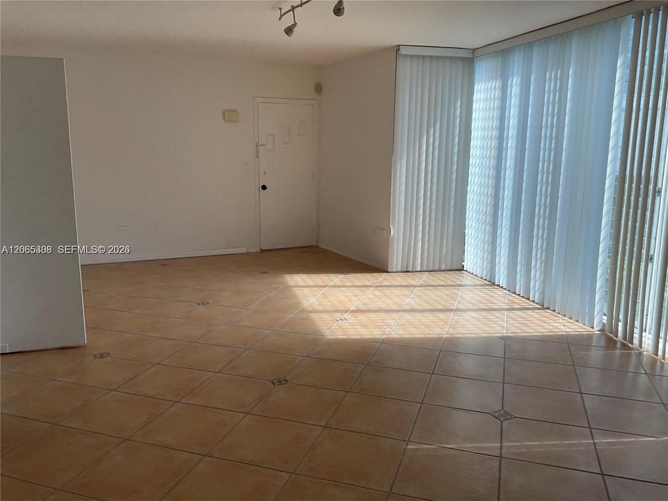 For Sale: $335,000 (1 beds, 1 baths, 800 Square Feet)