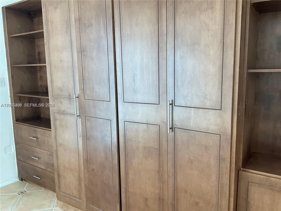 For Sale: $335,000 (1 beds, 1 baths, 800 Square Feet)