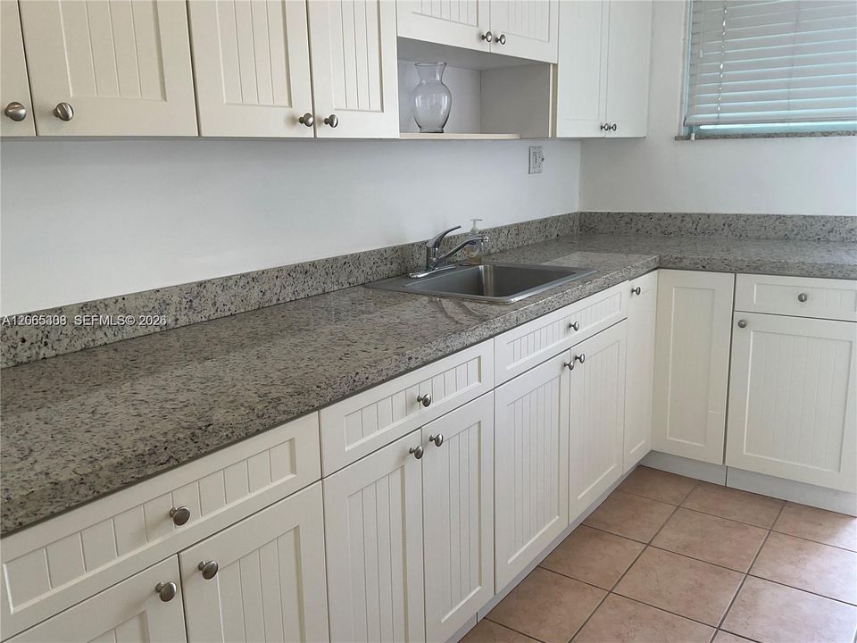 For Sale: $335,000 (1 beds, 1 baths, 800 Square Feet)